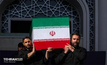 مراسم اقامه نماز بر پیکر آقای شهید ایران 46