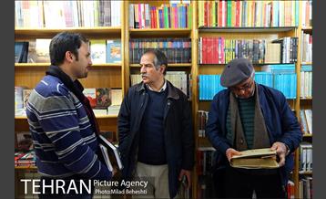 رونمایی و جشن امضای کتاب خانه ای با شیروانی قرمز در نشر ثالث‎ 2