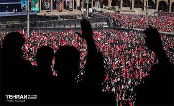 مراسم اقامه نماز بر پیکر آقای شهید ایران 14