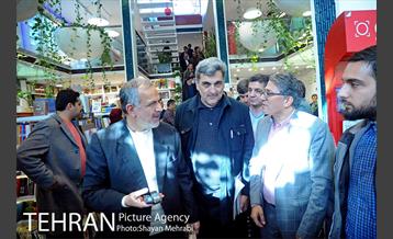 کتابگردی پیروز حناچی سرپرست شهرداری تهران در روز کتاب 43