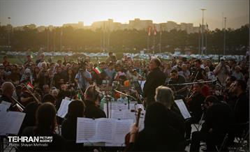 اجرای ارکستر سمفونیک تهران در میدان آزادی 23