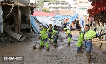 تلاش نیروهای امدادی شهرداری تهران برای تخلیه مناطق سیل زده کن