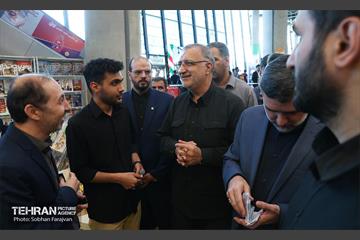 بازدید شهردار تهران از رویداد "اردی‌بهشت کتاب" 38