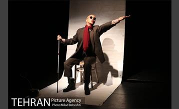 نمایش همه چیز می گذرد، تو نمی گذری‎ 10