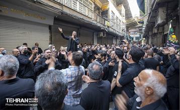 سال های زیادی است که نام چهارپایه خوانی با بازار قدیمی تهران گره خورده است. به خاطر همین، ارادتمندان به این آیین در ماه های محرم و صفر خود را به کوچه پسکوچه های بازار می رسانند تا در این مراسم شرکت کنند.