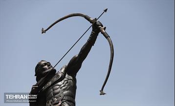 رونمایی از مجسمه آرش کمانگیر در میدان ونک 19