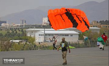 پرش چتربازان از برج میلاد تهران 24