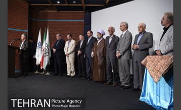 دیدار شهردار تهران با هنرمندان و رونمایی از قرآن خطی 17