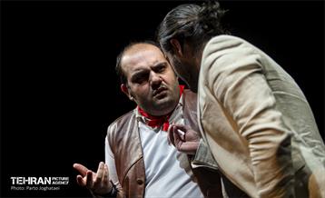 نمایش «بیماری خانواده میم» 4