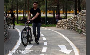 دوچرخه سواری در پارک چیتگر