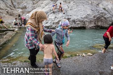 آبتنی تابستانی در چشمه علی 12