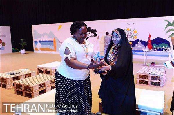 دیدار زهرا بهروزآذر مدیرکل امور بانوان شهرداری تهران با آنجلا مواى  13