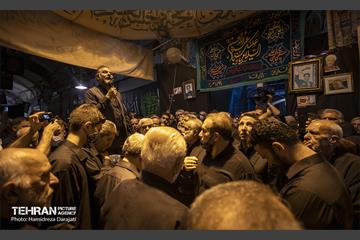 در هر ‌سرا و تیمچه‌ای که چهارپایه‌خوانی مرسوم است کاسبان چهارپایه‌ای در اختیار مداح قرار می‌دهند.» چند نفری دورتادور چهارپایه هستند که از آن محافظت می‌کنند و حواسشان به مدت زمان چهارپایه‌خوانی است.