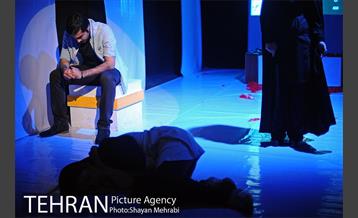 نمایش "او فقط خسته بود" 14