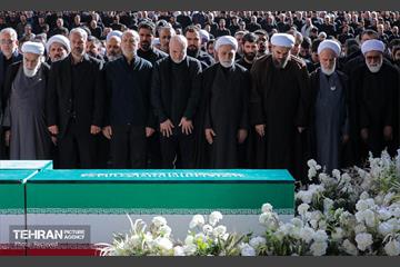 مراسم اقامه نماز بر پیکر آقای شهید ایران 43