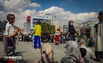 جشن بهار اولی‌ها با عروسک‌های غول پیکر 15