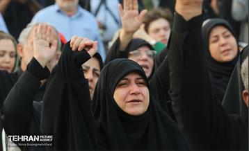 اهتزاز پرچم عزای حسینی بر فراز برج پرچم ایران 11