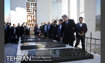 در آغاز چهلمین فجر انقلاب، آیین اهتزاز بزرگترین پرچم مقدس کشورمان با حضور شهردار تهران 4