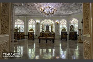 سقف سالن اصلی یادگاری از استاد حاج عبدالکریم نوید تهرانی است