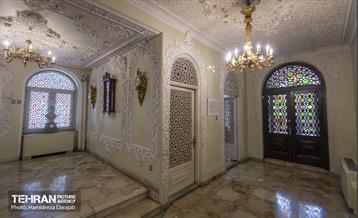 دور پنجره ها، درها و سقف پاگرد طبقه اول اثر استاد یحیی یحیی پور و بخشی از سرسرا هنر حاج علی شیخی است.