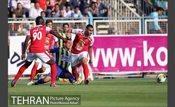 دیدار تیم‌های فوتبال گسترش فولاد و پرسپولیس 16