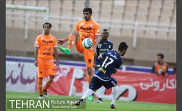 دیدار تیم های فوتبال استقلال خوزستان و سایپا تهران