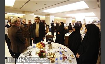 نشست صمیمانه خانواده های شهدای آتش نشان حادثه ساختمان پلاسکو با شهردار تهران 5