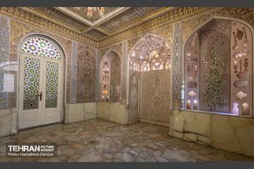 طرح های به کار رفته در این اتاق برگرفته از آثار نقاش معروف استاد عیسی بهادری است