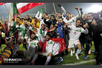 جشن و شادی بازیکنان و کادر فنی تیم ملی ایران پس از صعود به جام جهانی 2022