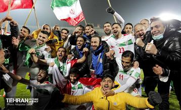 جشن و شادی بازیکنان و کادر فنی تیم ملی ایران پس از صعود به جام جهانی 2022