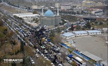 تشییع پیکر شهدای مدافع حرم در منطقه ۵ 18