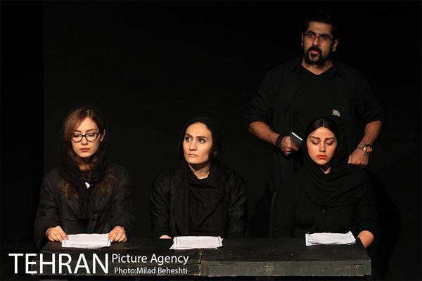 نمایشنامه خوانی او فقط خسته بود‎ 1