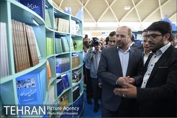 بازدید شهردار تهران از نمایشگاه کتاب در مجموعه شهر آفتاب 2