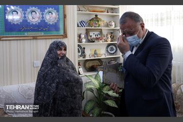 حضور شهردار تهران در منزل شهیدان خالقی پور 26