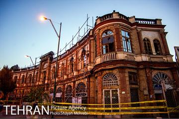 بازدید شهردار تهران از خسارت آتش سوزی اخیر میدان حسن آباد 38