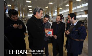 کتابگردی پیروز حناچی سرپرست شهرداری تهران در روز کتاب 24