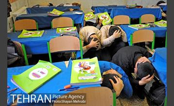 مانور سراسری زلزله در دبستان دکتر حسن تهرانی مقدم 7