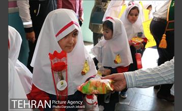 اهدای هدایای ویژه به دانش آموزان دبستان دخترانه شهید خوشنویسان 17