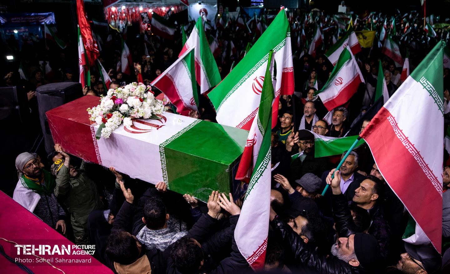 مراسم وداع با شهدای ناوشکن دنا در میدان ولیعصر(عج)