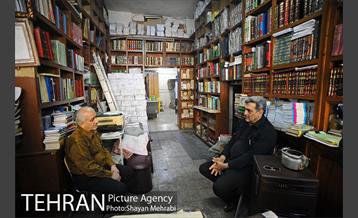 کتابگردی پیروز حناچی سرپرست شهرداری تهران در روز کتاب 5