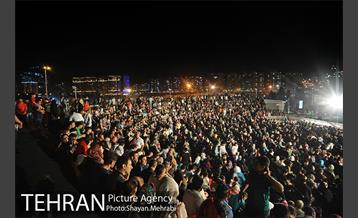 ویژه برنامه شب فیروزه ای در دریاچه شهدای خلیج فارس 1