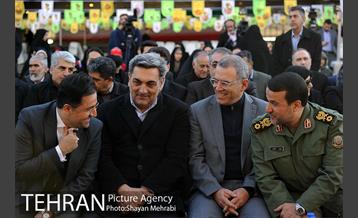 در آغاز چهلمین فجر انقلاب، آیین اهتزاز بزرگترین پرچم مقدس کشورمان با حضور شهردار تهران 8