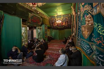 همچون گذشته هم مردان معظم سادات در راهروی ورودی نشسته اند و به آنان که در این مراسم شرکت می کنند خوش آمد می گویند