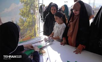 پرواز بادبادک‌ها به یاد شهدای دانش آموزان میناب در آسمان برج میلاد 31