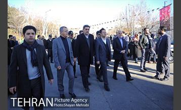 در آغاز چهلمین فجر انقلاب، آیین اهتزاز بزرگترین پرچم مقدس کشورمان با حضور شهردار تهران 2