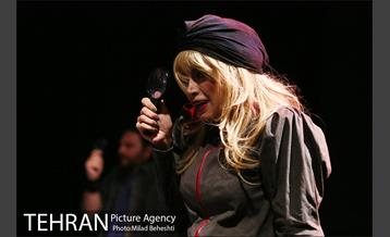 نمایش ماجرای عجیب سگی در شب 4