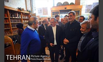 کتابگردی پیروز حناچی سرپرست شهرداری تهران در روز کتاب 45