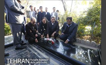 زیارت شهردار تهران از قبور شهدای دفاع مقدس 2
