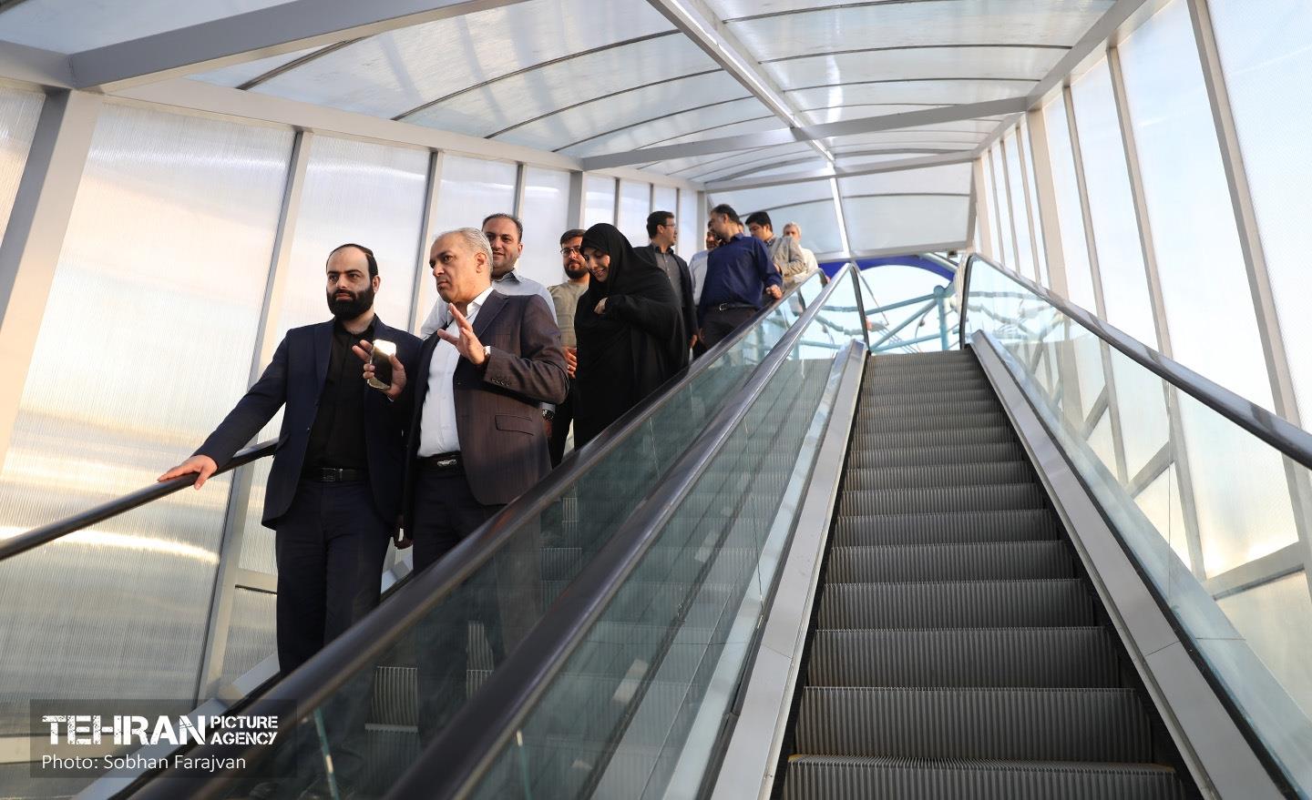 بازدید مدیرکل حوزه شهردار تهران از پروژه پل‌های مکانیزه عابرپیاده 34