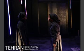 نمایش در اتاق باد می وزد 9